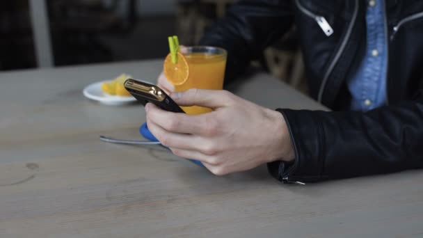 Erkek el 4 k kafede Smartphone kullanarak — Stok video