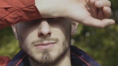 Adam onun yüzünden kapsar 4 k parlayan güneş göz kamaştırıcı.