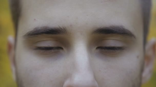 Nahaufnahme von Mann öffnet Augen und blickt in Kamera 4k — Stockvideo