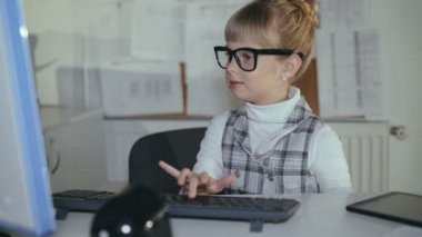 Sevimli küçük kız isteyerek ofiste pc çalışır. 4k