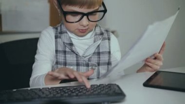 Sevimli küçük kız isteyerek ofiste pc çalışır. 4k