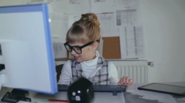 PC ve tablet işyerinde kullanarak sevimli, akıllı liseli kızlar. 4k