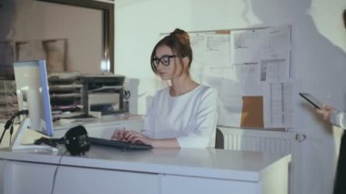 Hafif bir ofiste çalışan genç yaratıcı profesyonellerin mutlu takım