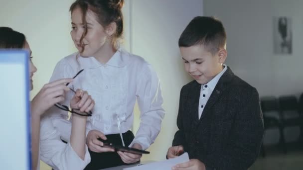 Bonne équipe de jeunes professionnels de la création, travaillant dans un bureau léger — Video