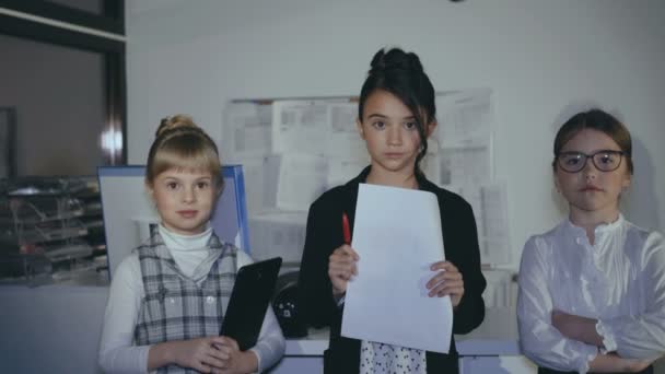 Retrato de un pequeño y exitoso equipo de negocios en la oficina. 4K — Vídeos de Stock