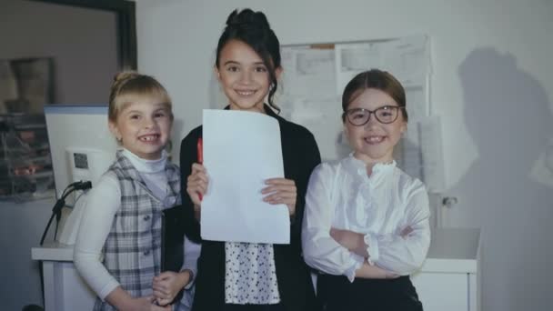 Retrato de un pequeño y exitoso equipo de negocios en la oficina. 4K — Vídeos de Stock