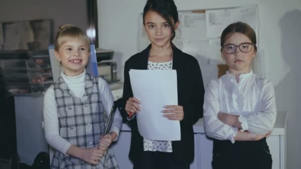 Porträtt av unga framgångsrika lilla business-team i office. 4k — Stockvideo
