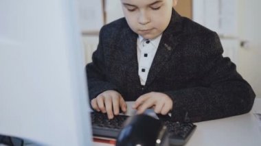 Bilgisayar Office ile çalışan küçük yakışıklı çocuk. 4k