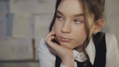 Pc 4 k ile çalışmaktan yorgun üniformalı kadın öğrenci