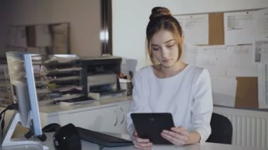 Pc ve tablet Office ile genç kadın genç çalışma. 4k