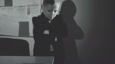 Siyah beyaz portre küçük patron ofiste çapraz eller ile duruyor