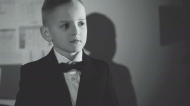 Siyah beyaz portre küçük patron ofiste çapraz eller ile duruyor