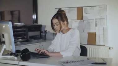 Sevimli kız kameraya pc, döner ve gülümsüyor ile çalışır. 4k