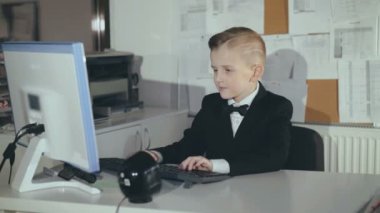 Küçük başarılı işadamı ofiste pc çalışır. 4k