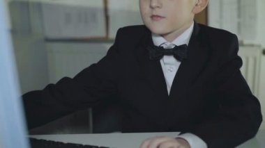 Küçük başarılı işadamı ofiste pc çalışır. 4k