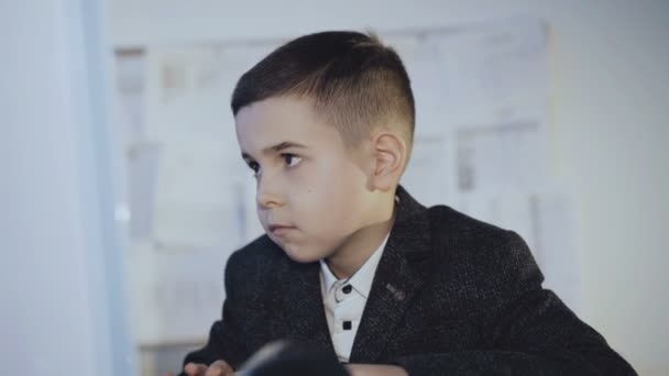 Nachdenkliche, gut aussehende männliche Schüler tippen im Büro auf der Tastatur. 4k — Stockvideo