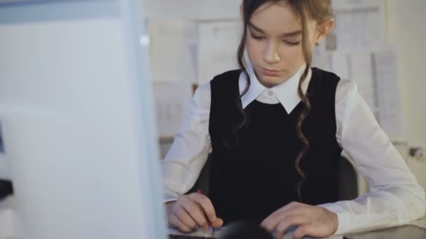 Estudiante bastante femenina regocijándose de ganar y sonriendo en el lugar de trabajo 4K — Vídeo de stock