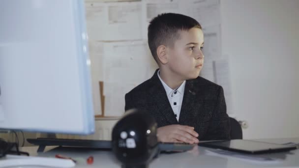 Retrato de um belo homem de colégio sentado no local de trabalho. 4K — Vídeo de Stock