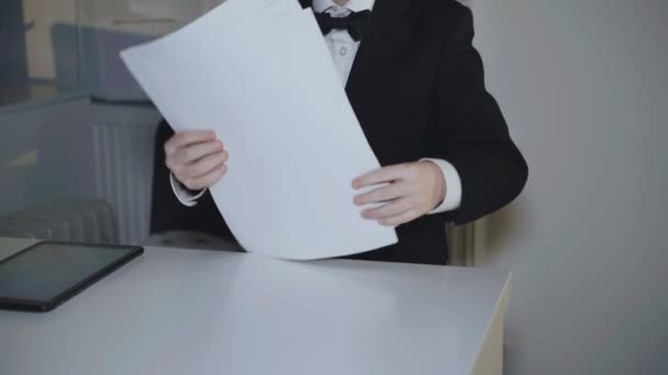 Портрет занятого мальчика держит документы и улыбается в кабинете. 4K — стоковое видео