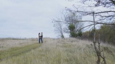 Güzel genç çift doğa üzerinde yürüme ve sevecen. 4k