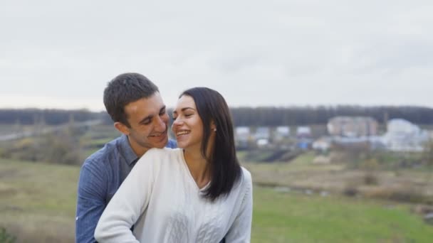 Charmant couple se tient dans embrassades doucement sur la falaise de la montagne — Video