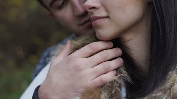 La pareja encantadora se para en abrazos suaves, sonrisas y besos. 4K — Vídeos de Stock