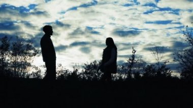 Siluet çekici çift gelir ve birbirlerine öpücük. 4k