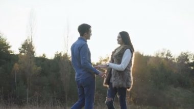 Güzel kız onun adam gelir, kucaklayan ve doğa üzerinde onu öper. 4k