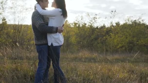 Очаровательная пара целует друг друга и крутится вокруг природы. 4K — стоковое видео