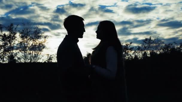 Silhouet van charmant paar komt en elkaar kussen. 4k — Stockvideo