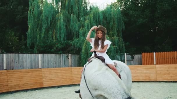 Chica joven posa y sonríe en el caballo. 4K — Vídeos de Stock