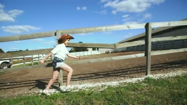 Una niña inteligente corriendo en el establo. 4K — Vídeo de stock