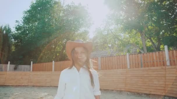Gadis pintar berjalan di area kuda di hari yang cerah. 4K — Stok Video