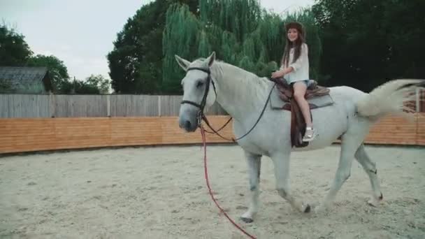 Rapariga bonita está no treino desportivo equestre. 4K — Vídeo de Stock