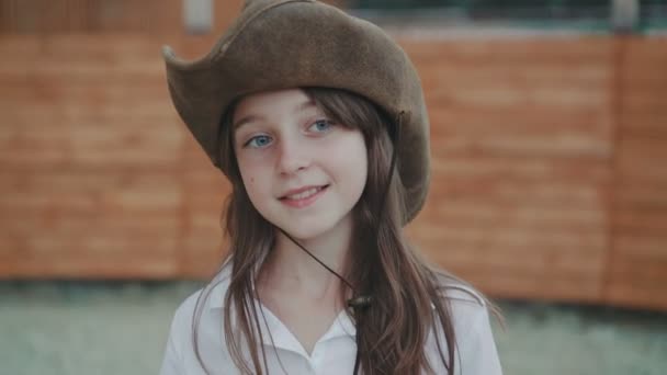 Porträt eines glücklichen Mädchens, das vor laufender Kamera auf der Pferdefläche spaziert. 4k — Stockvideo