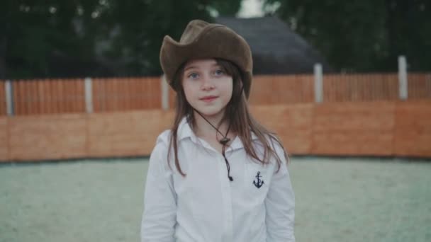 Retrato de menina feliz caminha na área do cavalo na câmera. 4K — Vídeo de Stock