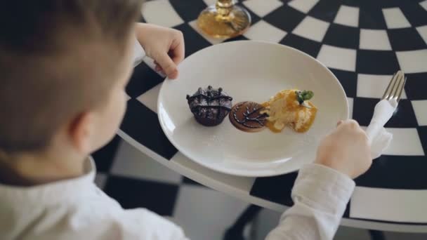 Десерт презентація красивого невпізнаваного хлопчика. 4-кілометровий — стокове відео