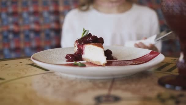 Vue de gâteau savoureux avec belle présentation dans le café. 4K — Video