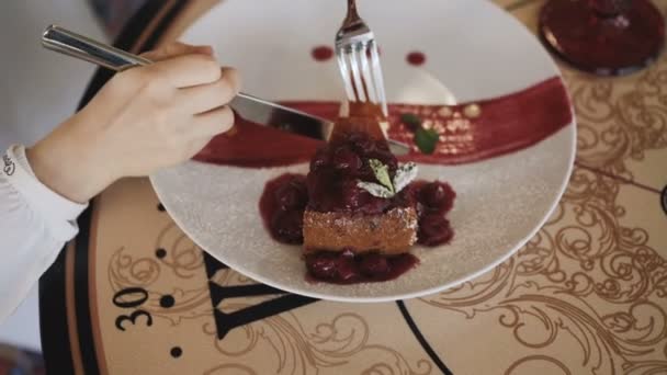 Vista dall'alto di ragazza irriconoscibile mangia dessert molto bello. 4K — Video Stock