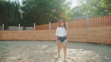 Akıllı kız yürüyor ve güneşli bir günde atı alan teşkil etmektedir. 4k