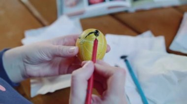 Paskalya yumurtasındaki deseni çizmenin en üst görüntüsü