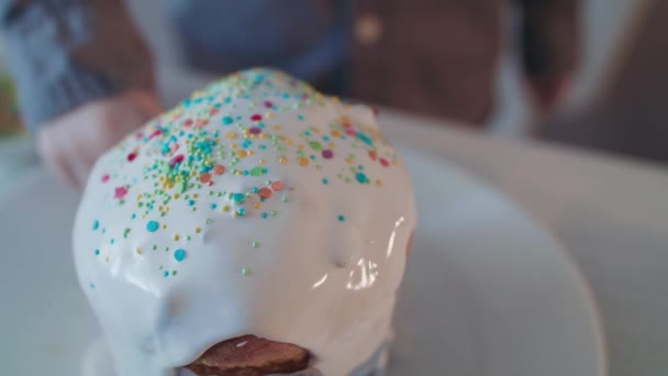 전통적 인 부활절 케이크를 배경으로 클로즈업하는 모습 — 비디오