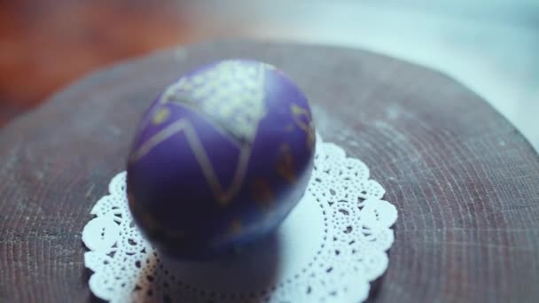 Preparado huevo de Pascua hecho a mano real en un tronco de madera en la cámara — Vídeos de Stock