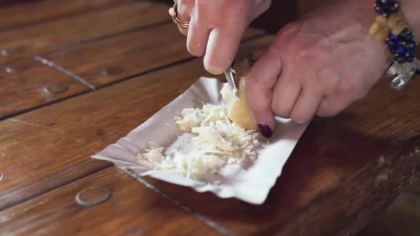 Mãos masculinas cortando cera na mesa de madeira — Vídeo de Stock