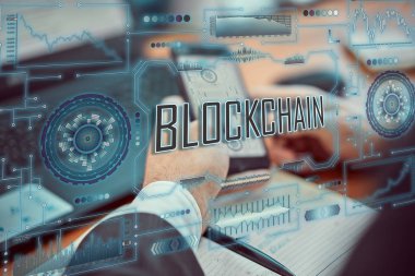 Bir iş adamı elinde bir Blockchain teknolojisi hologramıyla akıllı telefonu tutuyor. Engelleme zinciri kavramı
