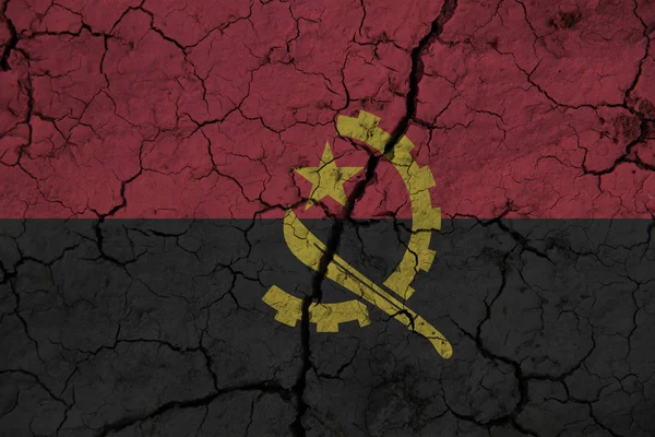 き裂した地球の背景のテクスチャにアンゴラ国旗 デザインソリューションのコンセプト — ストック写真