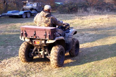 Adam Atv Quad Bisiklet dağlar yolda.