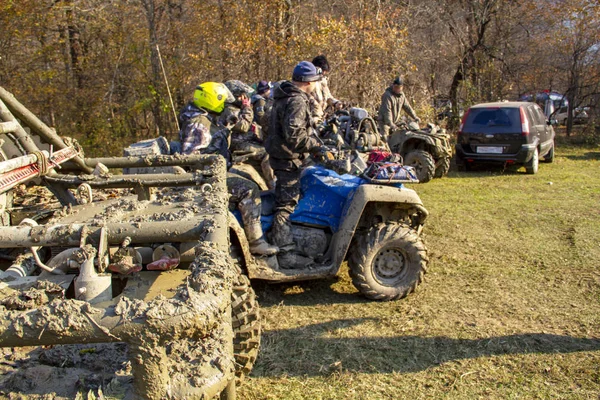 Man Atv Fyrhjuling Berg Väg — Stockfoto