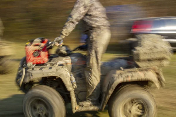 Uomo Sulla Quad Bike Atv Sulla Strada Montagna — Foto Stock