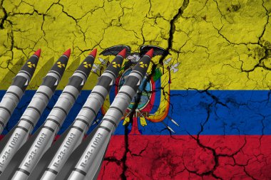 Ekvador bayrağı ve balistik füzeler arka planda. Tasarım çözümleri kavramı.